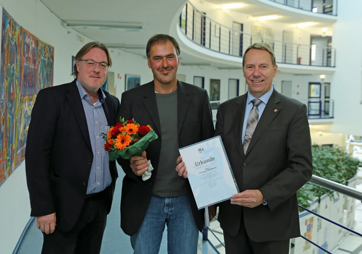 Gratulation zum 25-jährigen Dienstjubiläum (v.l.n.r.): Dr. Ralf Mühlenhaus, Leiter des Amtes für Rettungsdienst, Brand und Bevölkerungsschutz; Christoph Friedrichs und Landrat Jochen Hagt. (Foto:OBK)