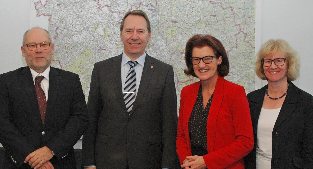 Der stellvertretende Regierungspräsident Wilhelm Steitz (v.l.), Landrat Jochen Hagt, Regierungspräsidentin Gisela Walsken und Sigrun Köhle (Leiterin Abteilung II Bezirksregierung Köln). (Foto: Bezirksregierung Köln)