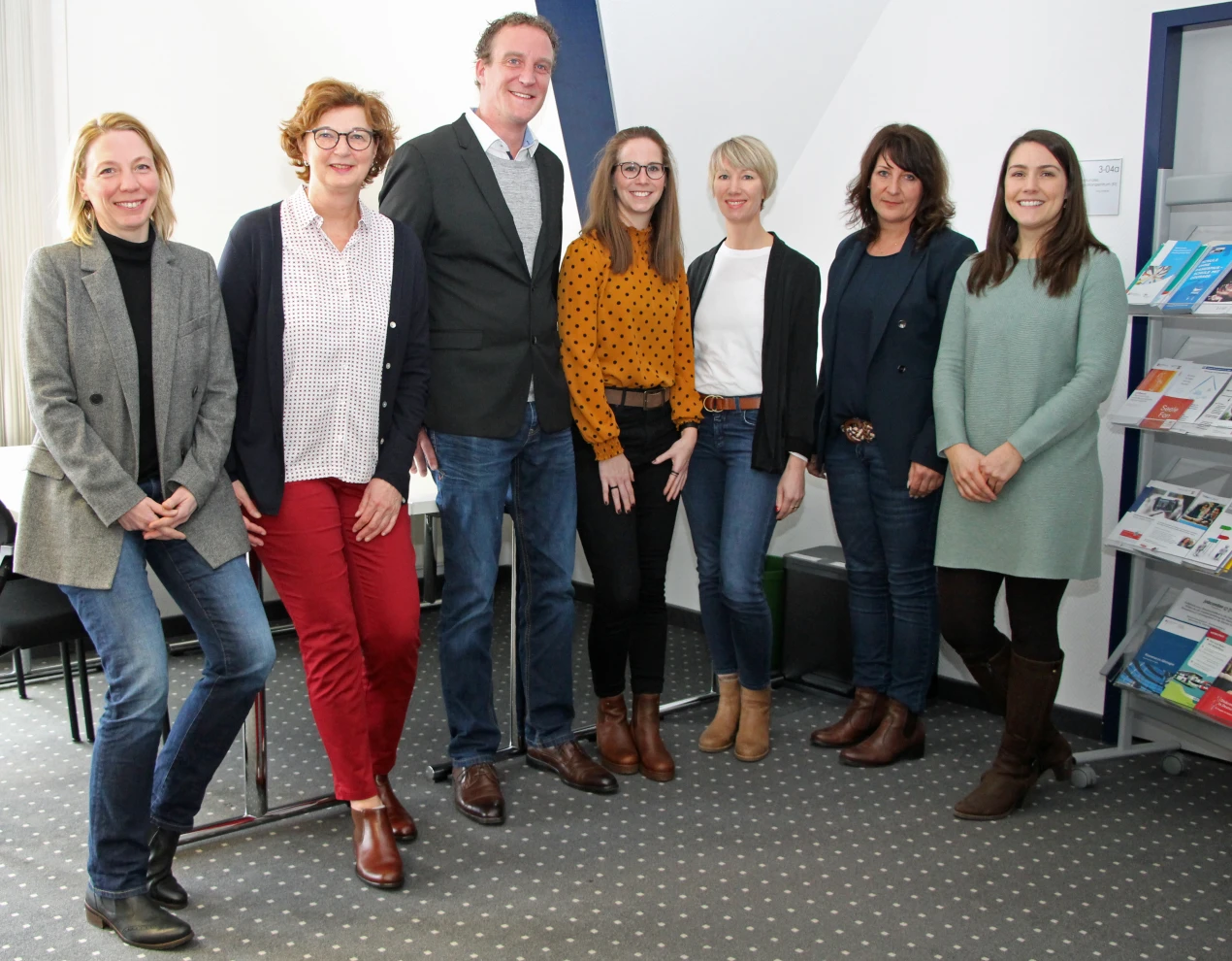 In Trägerschaft des Caritasverbandes für den Oberbergischen Kreis und des Internationalen Bundes haben drei Teilhabemanager*innen ihre Arbeit aufgenommen. v.l.n.r:  Suse Düring-Hesse, Leiterin des Kommunalen Integrationszentrums des Oberbergischen Kreises; Gabriele Goldschmidt, Abteilungsleitung Integration und Beschäftigung, Caritasverband des Oberbergischen Kreises; Tobias Menger, Teilhabemanager, Internationaler Bund; Tanja Berghoff und Julia Barlog, Teilhabemanagerinnen, Caritasverband; Heike Braun, Leitung Jugendmigrationsdienst Waldbröl, Internationaler Bund; Anke Breunsbach, Ansprechpartnerin THM, Kommunales Integrationszentrum. (Foto: OBK)