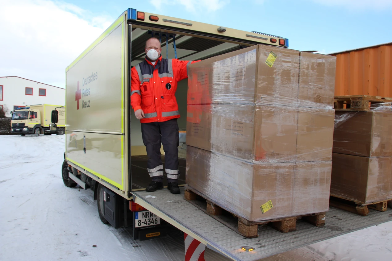 Die Weiterverteilung erfolgt über die Einsatzeinheiten beziehungsweise Ortsvereine des DRK und durch die Malteser. (Foto: DRK, Johannes Ufer)