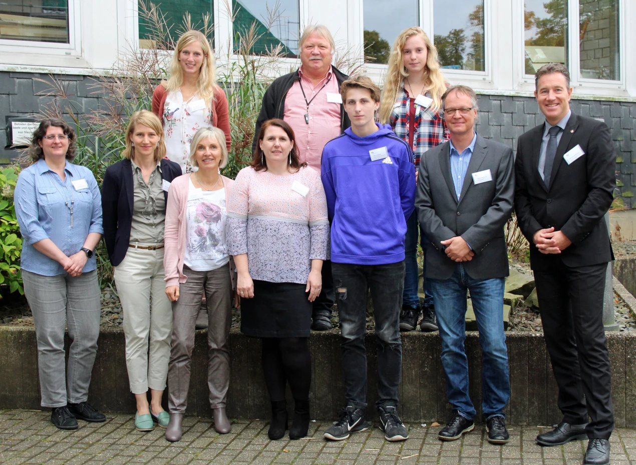 Partner der Medieninitiative Oberberg: (h.R.) Ira Achenbach, Gymnasium Wiehl; Werner Kronenberg, EvB - Gymnasium Wipperfürth; Amélie Nordheim-Perera, Medienbegleiterin; (u.R., v.l.n.r.): Ines Schneider, Gymnasium Wiehl; Johanna Holst, Vorstand Hans Hermann Voss - Stiftung; Anke Koester, Leiterin des Bildungsbüros Oberberg; Alke Stüber, Bildungsbüro und Steuerungsgruppe Medieninitiative; Niels Gladbach, Medienbegleiter; Walter Steinbrech, Kreispolizeibehörde Oberberg; Sozialdezernent Ralf Schmallenbach. (Foto: OBK) 