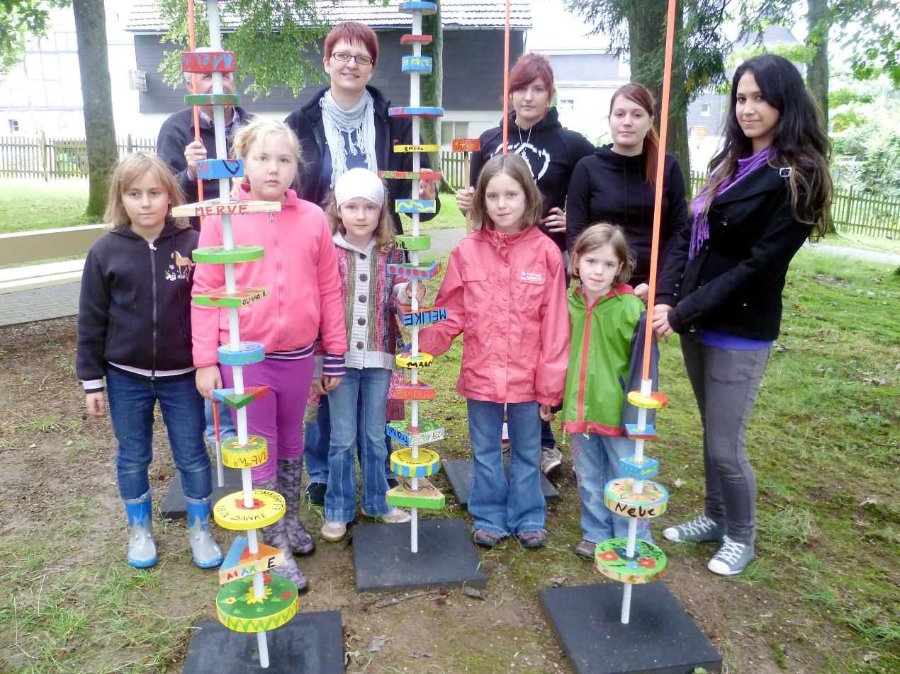Kinder und Jugendliche mit ihren Werken im Skulpturenpark in Bergneustadt. (Foto: OBK)