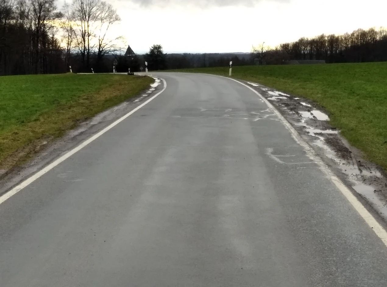 Die Bankette werden befestigt. (Foto: OBK)