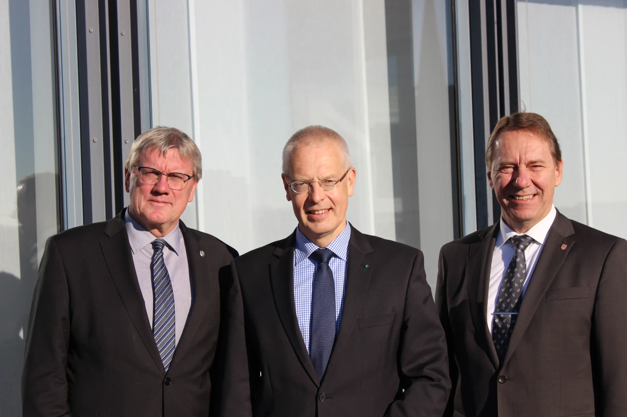 Sebastian Schuster (Landrat Rhein-Sieg Kreis), Dr. Hermann-Josef Tebroke (Landrat Rheinisch-Bergischer Kreis)und Jochen Hagt (Landrat Oberbergischer Kreis) freuen sich über den Zuschlag für das "Bergische Rheinland". (Foto: Region Köln/Bonn e.V.)