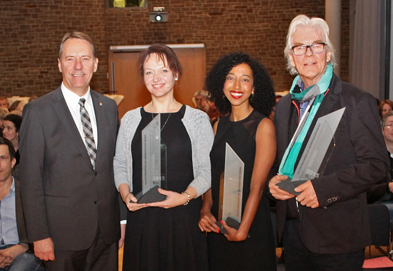 Landrat Jochen Hagt (v.l.) verlieh den Kulturförderpreis des Oberbergischen Kreises an Lucy Scharenberg, Melanie Raabe und Werner Kubny. (Foto: OBK)