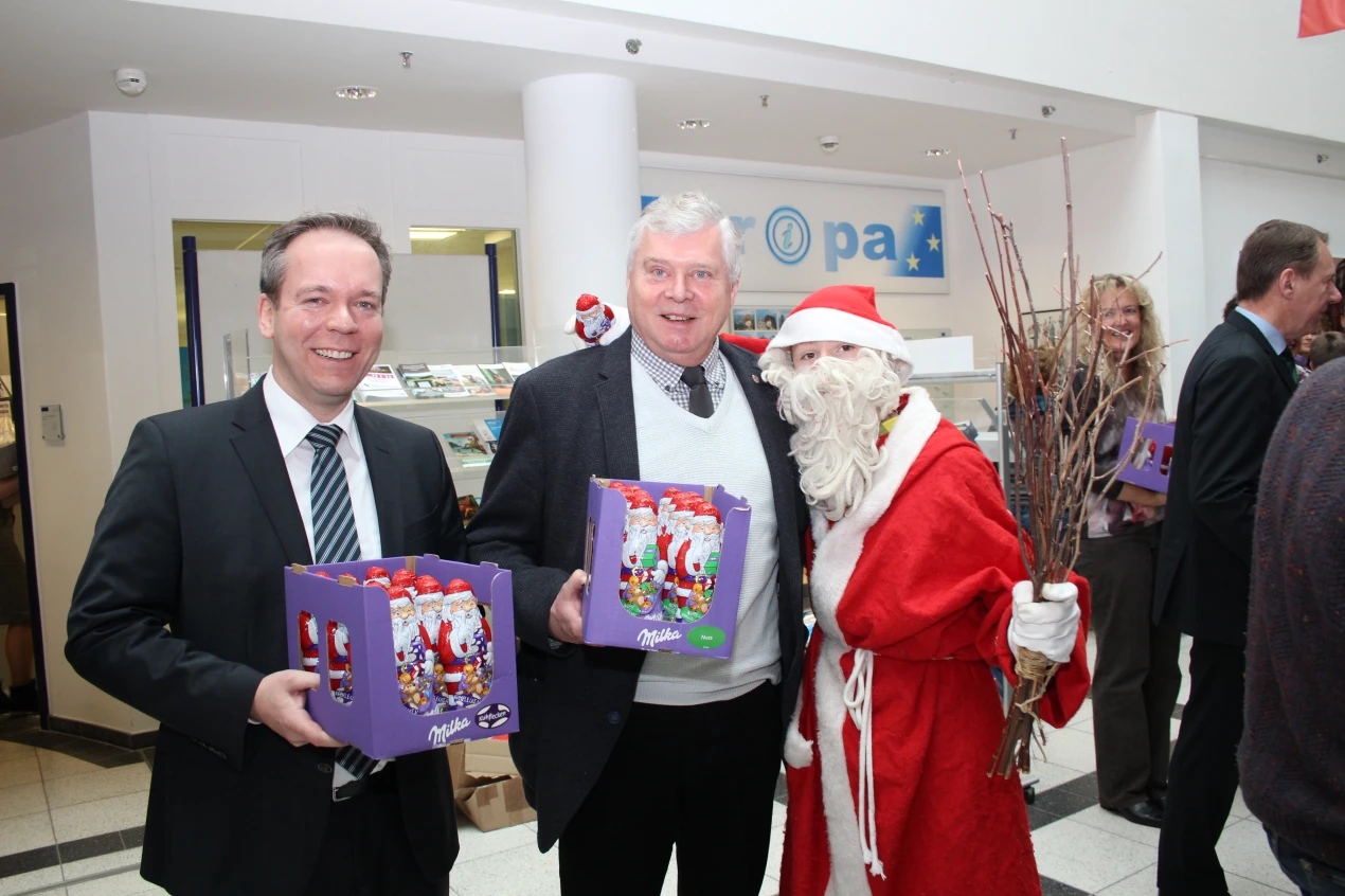 Klaus Grootens (Allgemeiner Vertreter des Landrats, v.l.) und Sozialdezernent Dr. Jorg Nürmberger mit dem Weihnachtsmann. (Foto: OBK)