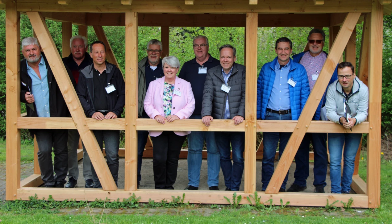Die Mitglieder der diesjährigen Bewertungskommission "Unser Dorf hat Zukunft" (v.l.n.r.): Jürgen Poschner, Kreistagsfraktion UWG Oberberg; Jürgen Rittel, FDP/FWO/DU-Kreistagsfraktion; Frank Herhaus, Kreisdezernent Planung, Regionalentwicklung, Umwelt; Jürgen Grafflage, Bündnis 90/ Die Grünen-Kreistagsfraktion; Sabine Bremen, Leiterin des Amtes für Planung, Entwicklung und Mobilität des Oberbergischen Kreises; Axel Blüm, SPD-Kreistagsfraktion; Kreisdirektor Klaus Grootens, Vorsitzender der Bewertungskommission; Joachim Tichy, Landwirtschaftskammer NRW, Kreisstelle Oberberg; Harald Langusch, CDU-Kreistagsfraktion; Tobias Kelter, Geschäftsführer der Naturarena Bergisches Land GmbH. (Foto: OBK)