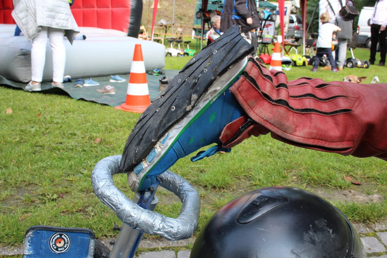 Schuhbremse der Marke Eigenbau: mit Motorradreifen verstärkte Sportschuhe (Foto: OBK) 