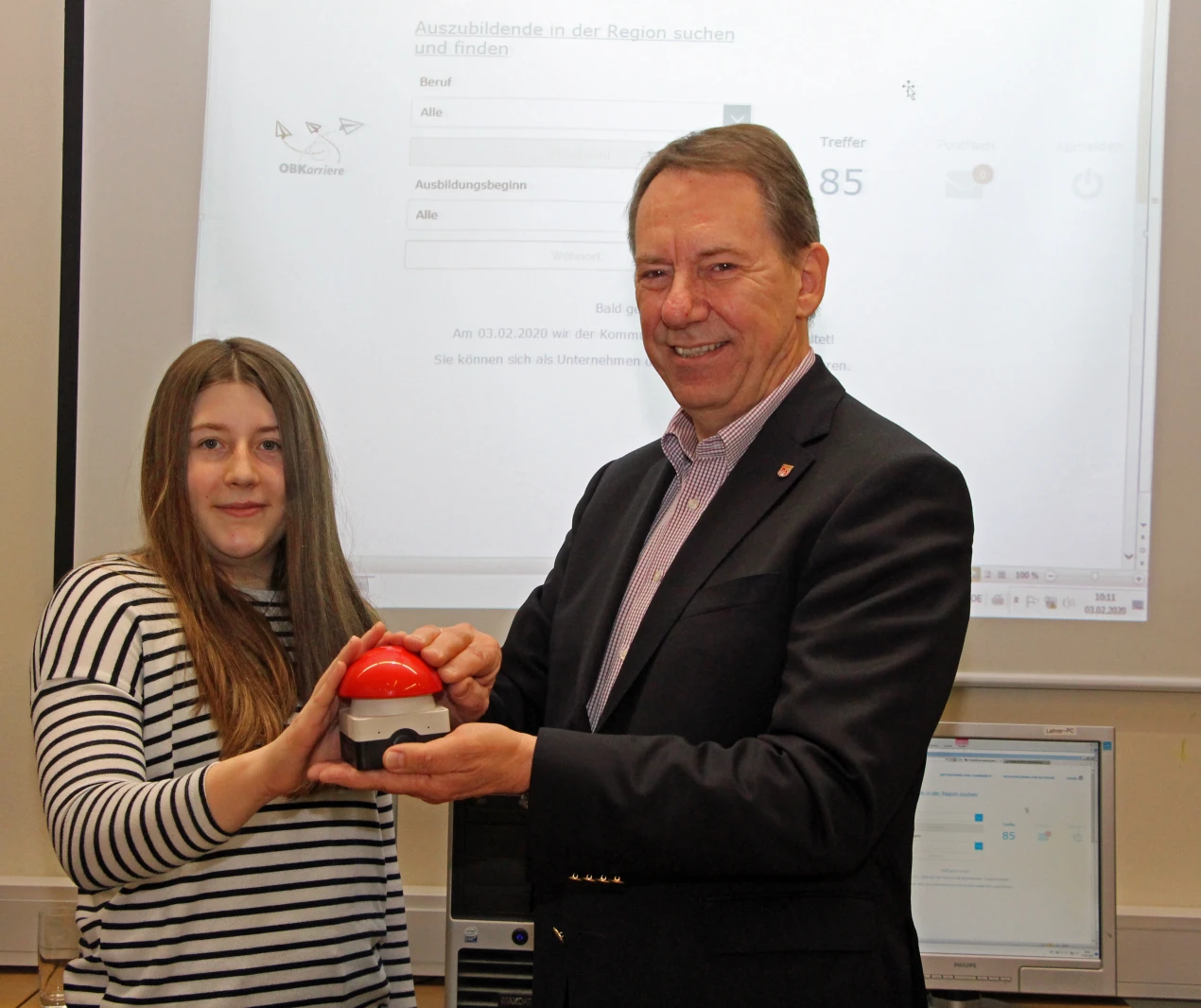 Paula-Sophie Röttger, Schülerin der 10. Klasse an der Gesamtschule Marienheide und Landrat Jochen Hagt beim offiziellen Start des Onlinebewerberbuchs des Oberbergischen Kreises. (Foto: OBK)  