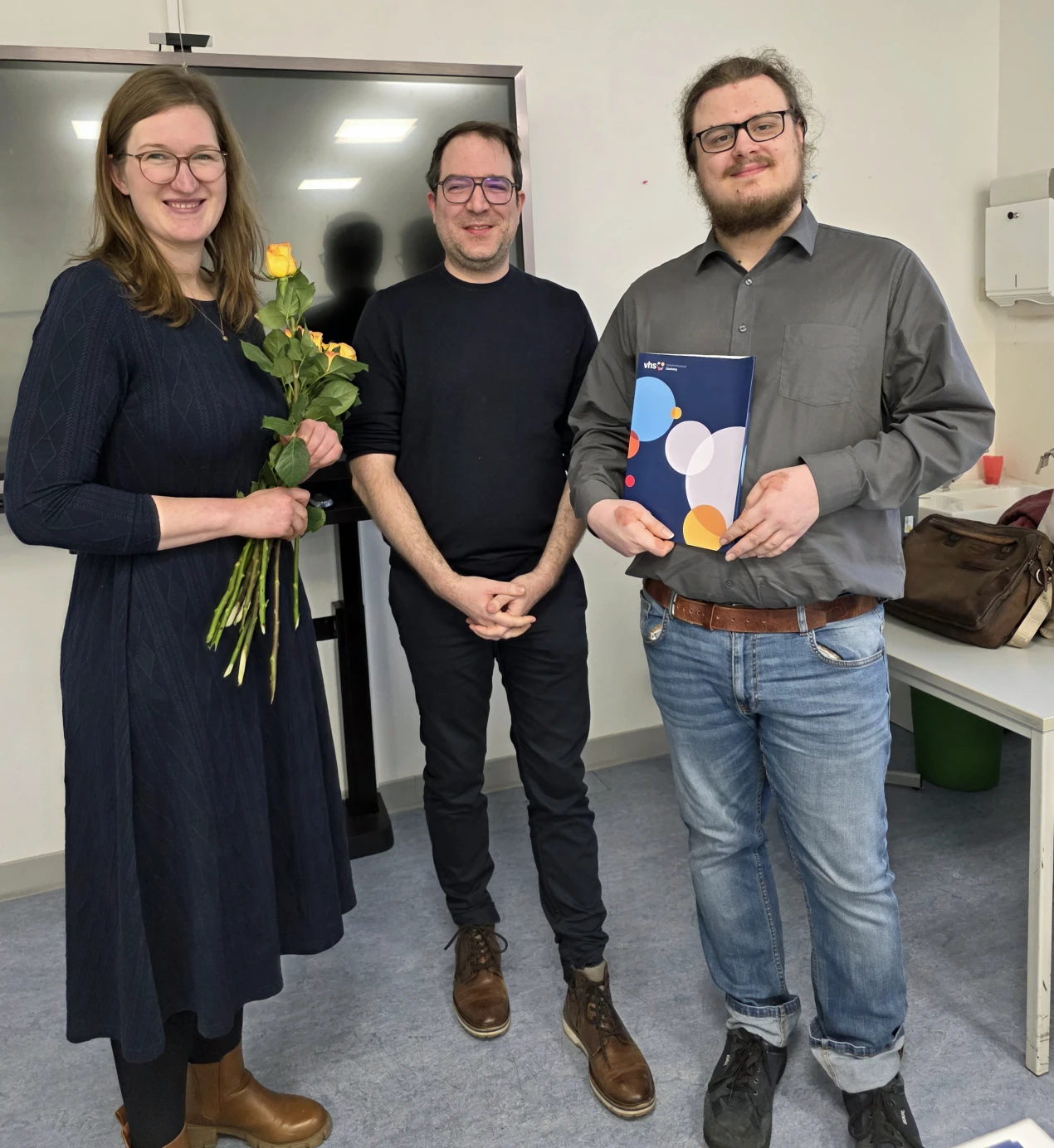 Die VHS-Leitung Sarah Krämer (l.) und Dr. Peter Ley (M.) gratulierten zu einem besonders gutes Ergebnis, das Malte Paul (r.) mit seinem makellosen 1er-Zeugnis erreicht hat. (Foto: OBK)