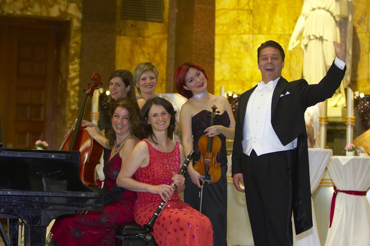 virtuos und unterhaltsam: Tenor Stefan Lex und das Ensemble Pomp-A-Dur präsentieren Highlights aus Oper, Operette, Film und Musical. (Foto: Stefan Lex)