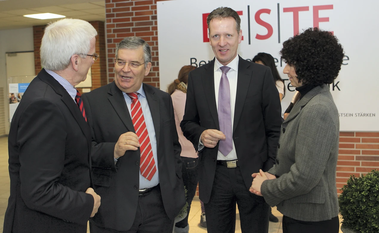 v.l.n.r. Manfred Schneider, stellvertr. Vorstand Volksbank Oberberg; Landrat Hagen Jobi; Ingo Stockhausen, Vorstandsvorsitzender der Volksbank Oberberg; Anita Kallikat, Schulleiterin berufsbildende Schule für Technik BESTE in Wiehl-Bielstein (Foto: OBK)   