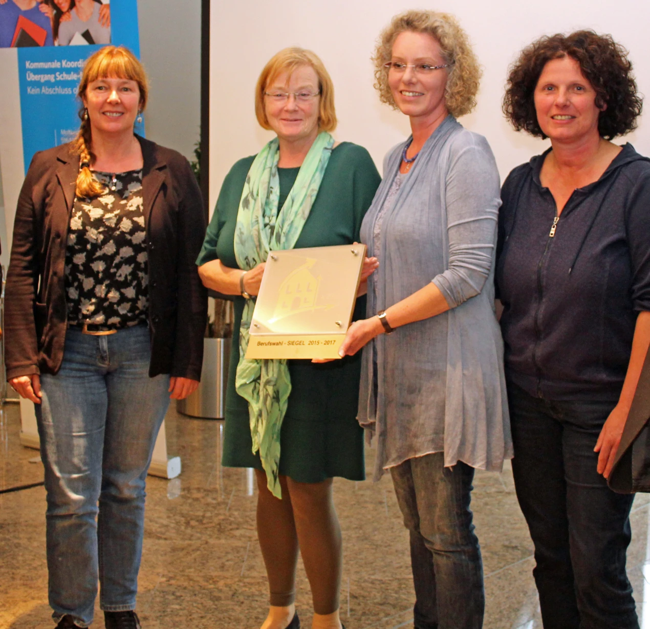 Die Studien- und Berufswahlkoordinatorin Petra Tutt und Team nahmen das Zertifikat auch stellvertretend für ihre Schülerinnen und Schüler entgegen, die am Tag der Preisverleihung ihre Praktika absolvierten (Foto:OBK).