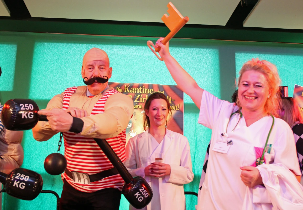 Der Landrat hat 250 Kilo gestemmt - doch der Schlüssel bleibt in Jeckenhand. (Foto: OBK)