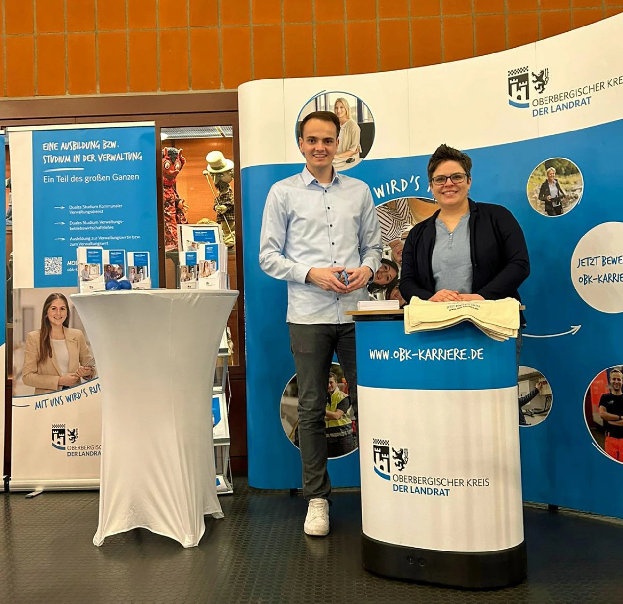 Mit einem Informationsstand war der Oberbergische Kreis (mit David Strauß und Bianca Krams, Personalamt) im Rahmen der "Woche der Ausbildung" auch in Bergisch Gladbach vertreten. (Foto: OBK)