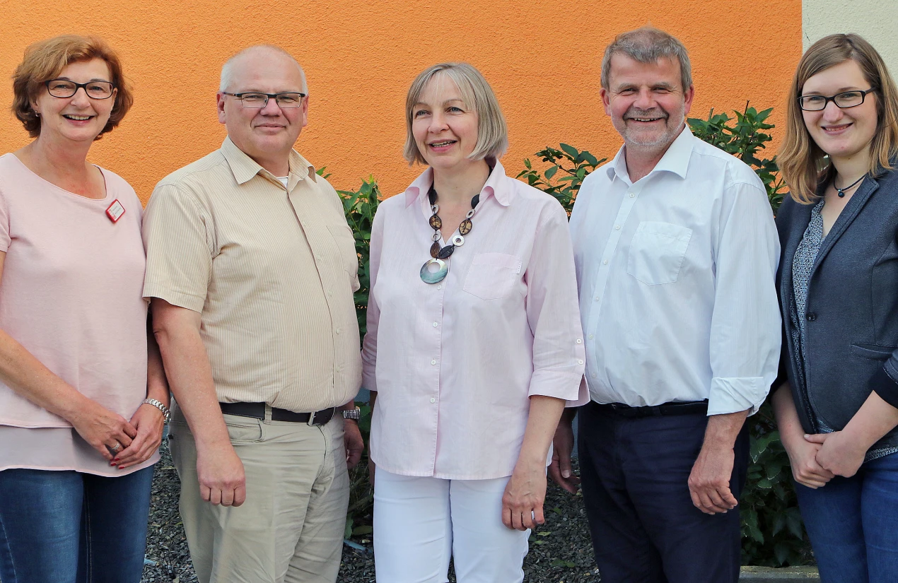 Boten die Veranstaltung gemeinsam an: Gabriele Goldschmidt (Caritas-Fachdienst für Integration und Migration, v.l.), Matthias Weichert (Schulreferent Evang. Kirchenkreis an der Agger, Maren Berges (Ehrenamtskoordinatorin Evang. Kirchenkreis an der Agger), Meinolf Remmert (Interkultureller Trainer)und Sarah Krämer (Kommunales Integrationszentrum Oberbergischer Kreis). Dr. Tim Lindfeld (Katholisches Bildungswerk) fehlt.(Foto: Evangelischer Kirchenkreis an der Agger - Friederike Klein)