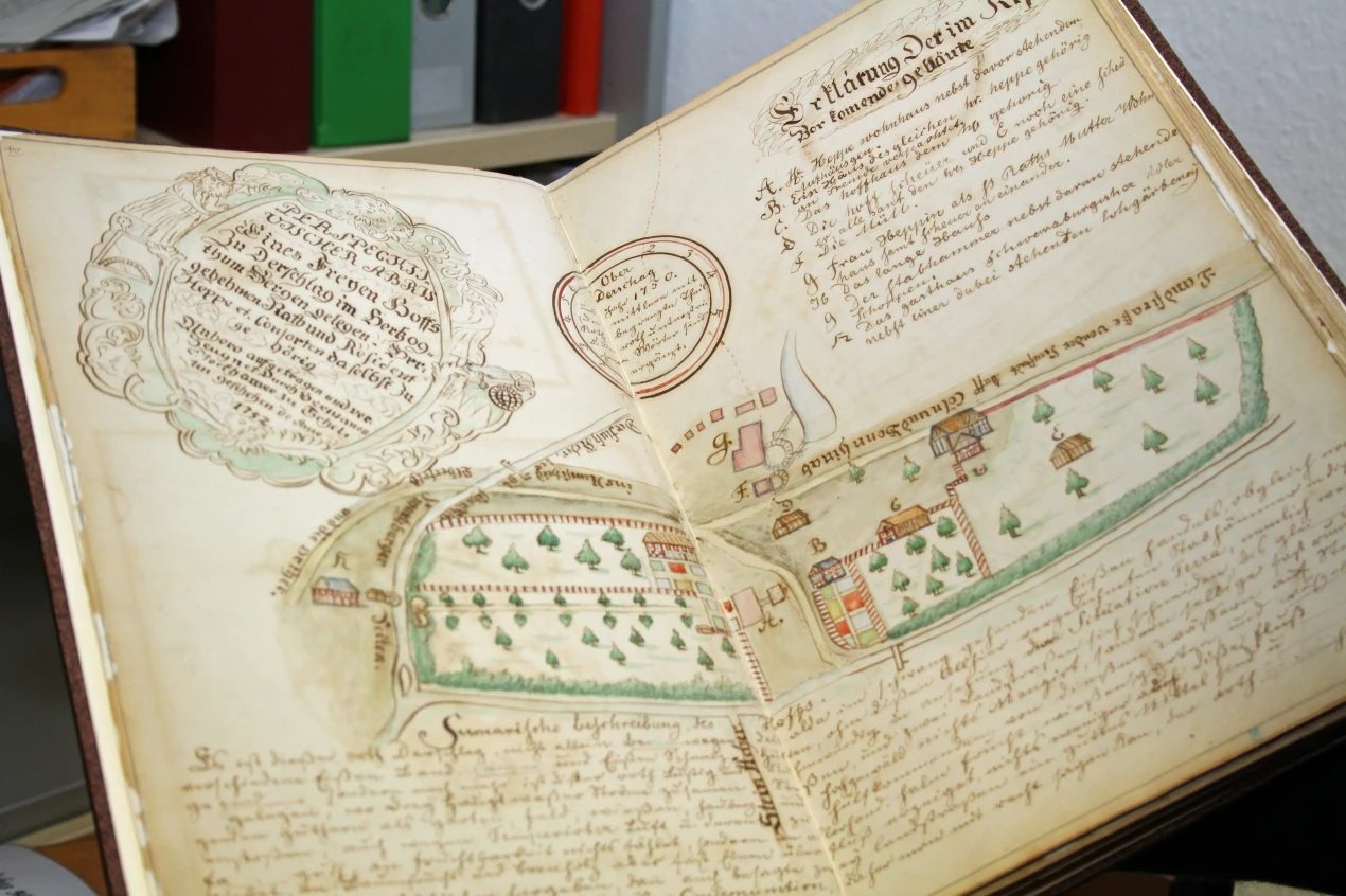 Eine Rarität mit kunstvollen Illustrationen: Die Derschlager Chronik des ehemaligen Lehrers Theodor Breucker (Foto: OBK)