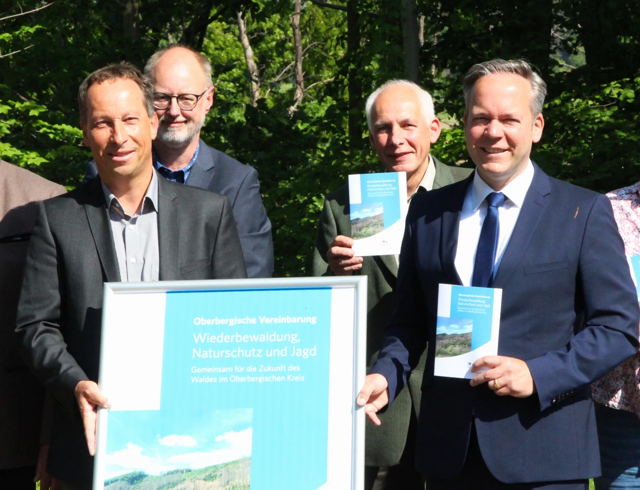 Umweltdezernent Frank Herhaus (vorne l.) und Kreisdirektor Klaus Grootens (vorne r.)vertraten den Oberbergischen Kreis bei der Pressekonferenz. (Foto: OBK)