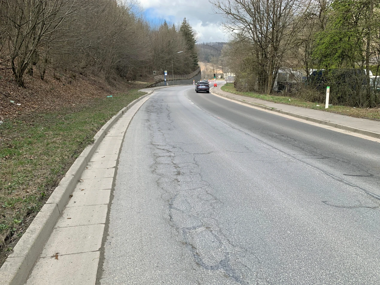 Die Bauarbeiten an der Kreisstrasse 46 in Gummersbach-Becke werden ab Montag, 14. April 2025 erweitert, unter anderem wird die schadhafte Fahrbahn saniert. (Foto: OBK)