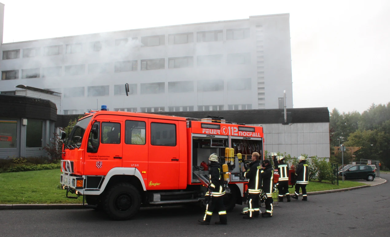 Dichter Rauch - aus der Nebelmaschine - dringt aus dem vierten Stock des Engelskirchener Krankenhaus. (Foto: OBK)