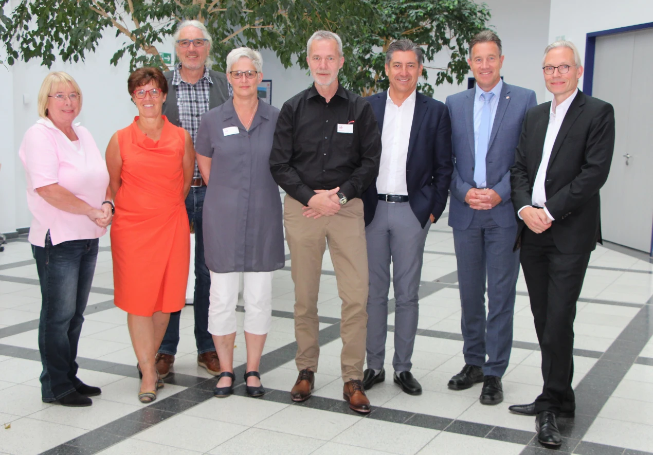 Von links nach rechts: Edith Walter (Geschäftsführerin SAPV), Elisabeth Jülich (Leitende Ärztin und Geschäftsführerin SAPV), Uwe Söhnchen (Gesellschafter  SAPV), Andrea Müller (Koordinatorin SAPV), Michael Baitz (Geschäftsführer SAPV), Dr. David Borquéz (Ärztlicher Geschäftsführer SAPV), Ralf Schmallenbach (Gesundheitsdezernent des Oberbergischen Kreises) und Matthias Mohrmann (Vorstand der AOK Rheinland-Hamburg). (Foto: OBK)