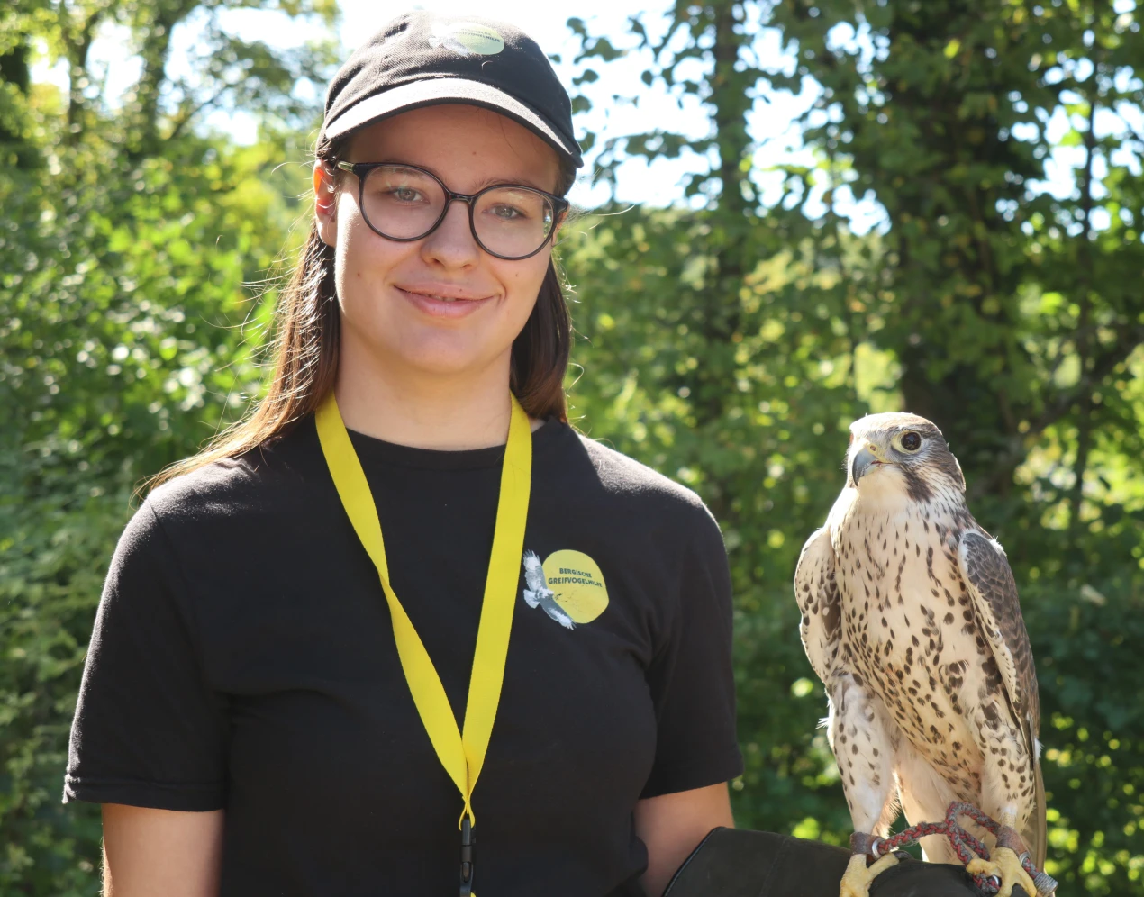 Nina Oberhauser von der Bergischen Greifvogelhilfe präsentierte den Präriefalken "Hilde". (Foto: OBK)