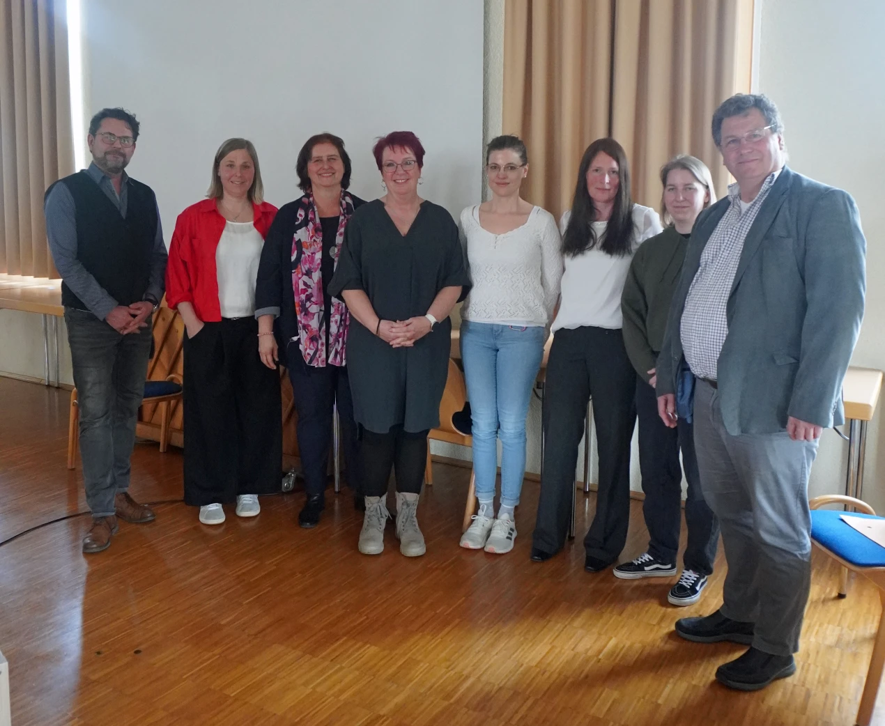 Expertinnen und Experten gaben praxisnahe Einblicke in die Arbeitsweis jener Organisationen und Akteure, die neben der Schule selbst mit dem Thema betraut und vertraut sind und erfuhren, wer in welchen Fällen wie unterstützen kann: (v.l.) Martin Nanzig, Dr. Katja Schwartz und Marianne Haupt, Schulpsychologische Beratungsstelle des Oberbergischen Kreises; Heike Veit, Schulsozialarbeiterin an der Gemeinschaftshauptschule Bergneustadt; Dr. med. Stefanie Löffler, Oberärztin, Klinik für Kinder- und Jugendpsychiatrie und –Psychotherapie, Marienheide; Natalia Jörg, Kinder- und Jugendärztlicher Dienst Gesundheitsamt des Oberbergischen Kreises; Larissa Martin, Jugendamt der Stadt Gummersbach; Dr. Thomas Köhler-Saretzki, Psychologische Beratungsstelle Herbstmühle für Eltern, Kinder, Jugendliche, Wipperfürth (Foto: OBK) 