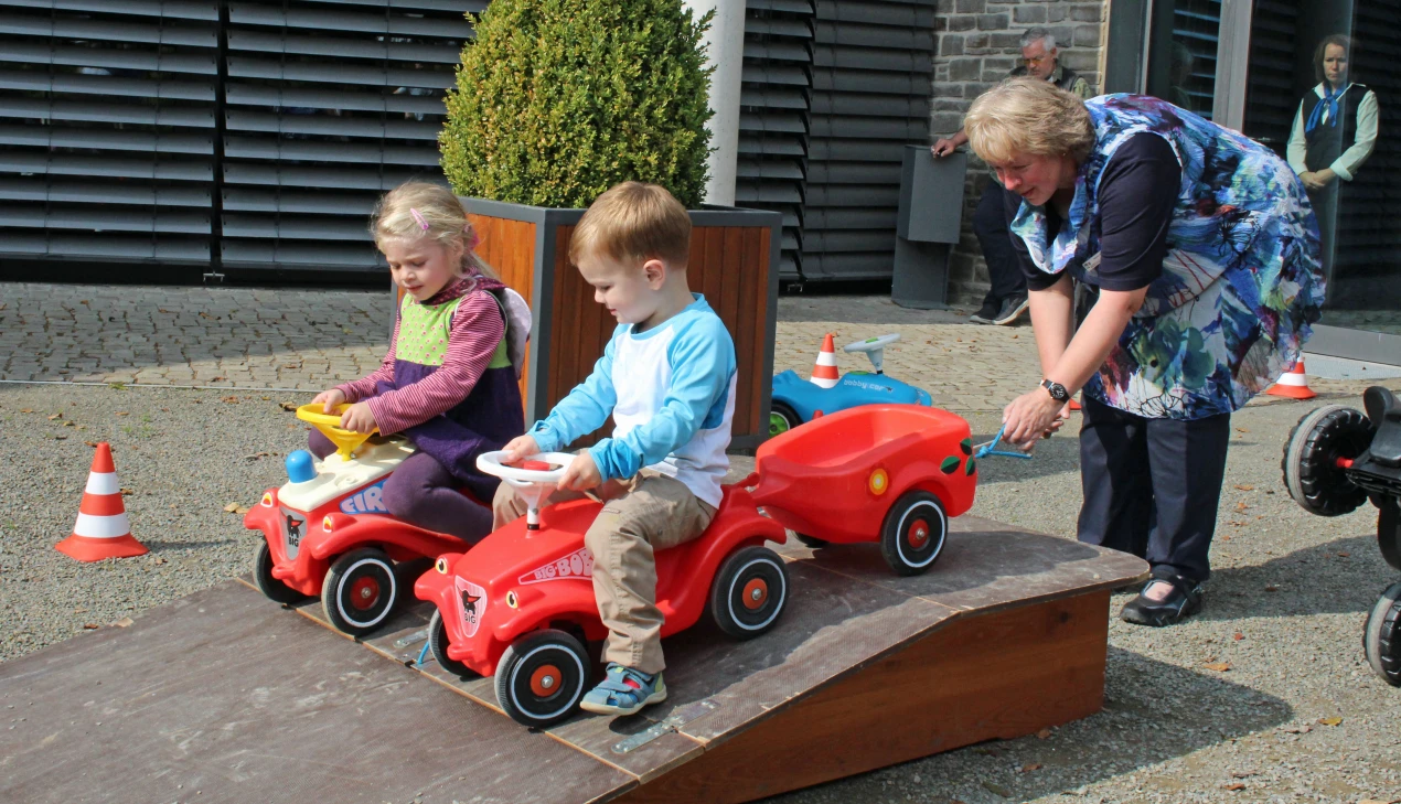 Martina Braun, Museum und Forum Schloss Homburg, bediente unermüdlich die Startrampe für die kleinen Fahrerinnen und Fahrer im Barocken Schlossgarten. (Foto: OBK)