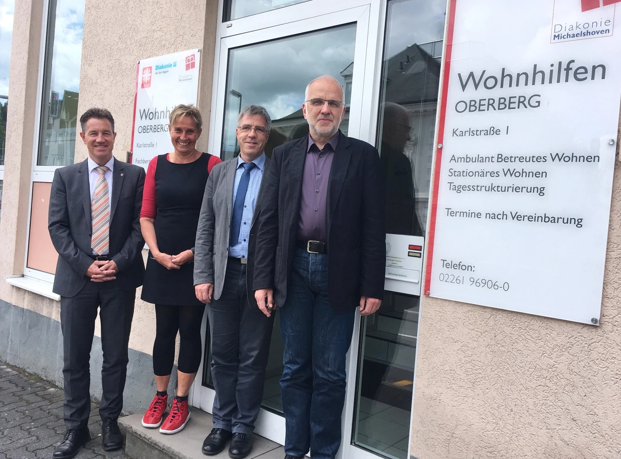 Ralf Schmallenbach (Sozialdezernent des Oberbergischen Kreises, v.r.), Susanne Hahmann (Gesamtbereichsleiterin der Wohnhilfen Oberberg), Dietmar Kascha (Leiter das Amtes für Soziale Angelegenheiten des Oberbergischen Kreises) und Wilfried Fenner (Teamleiter des Regionalteams Mitte und Projektleiter). (Foto: Wohnhilfen Oberberg)