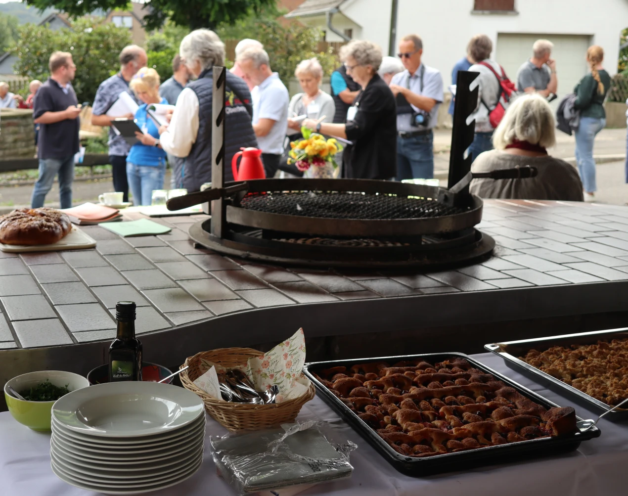 Der Grillplatz ist mit Backes und Dorfbrunnen ein beliebter Treffpunkt für alle Generationen in Schönenborn. (Foto: OBK)