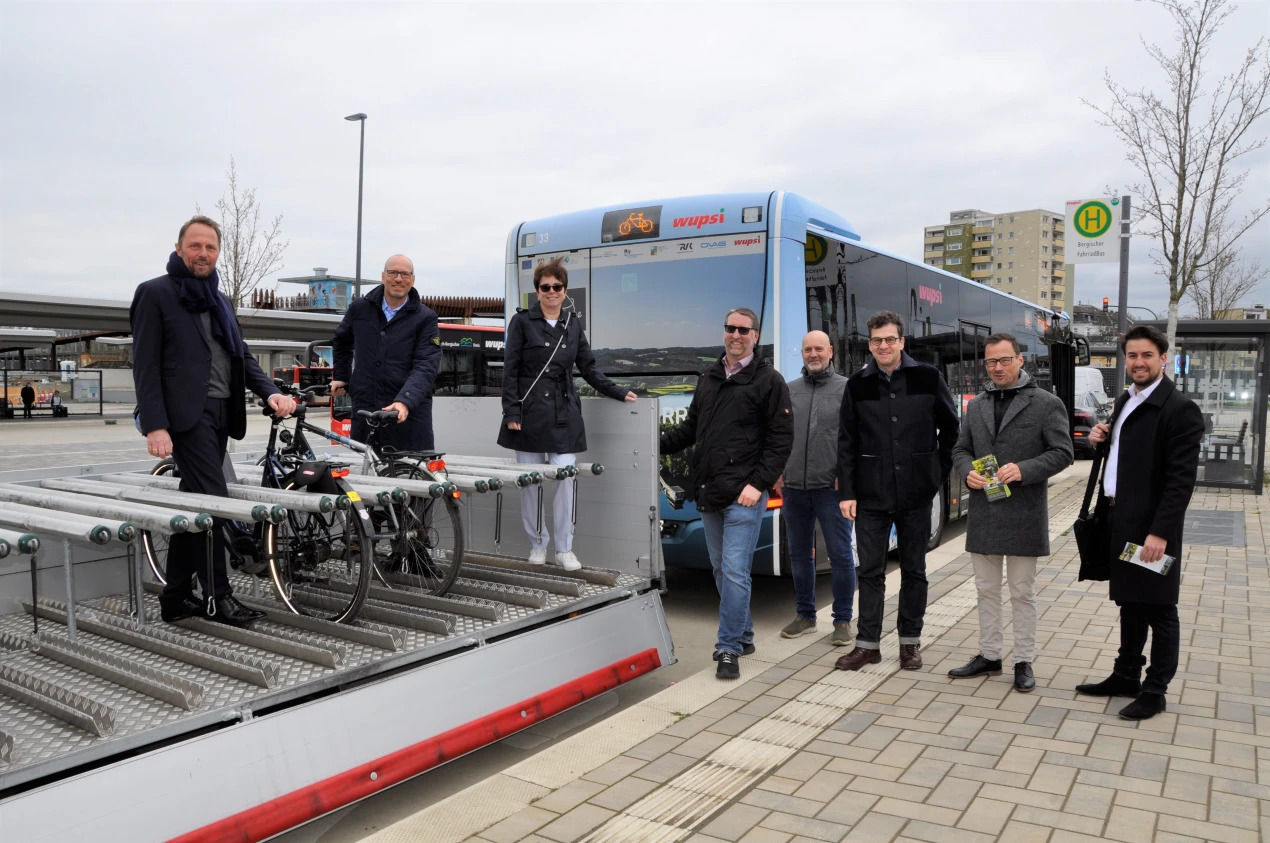 Stellten das gemeinsame Angebot "Bergischer FahrradBus" vor: Oberbürgermeister Uwe Richrath, wupsi-Geschäftsführer Marc Kretkowski, Elke Reichert, Dezernentin Umwelt, Mobilität, Bau, Rheinisch-Bergischer Kreis, RVK-Niederlassungsleiter Gregor Mauel, Ralf Uttich, Fahrradbeauftragter Stadt Leverkusen, Jens Eichner, Geschäftsführer Zweckverband Naturpark Bergisches Land, DasBergische-Geschäftsführer Tobias Kelter,  OVAG Betriebsleiter Sami Dinc. (Foto: Stadt Leverkusen)