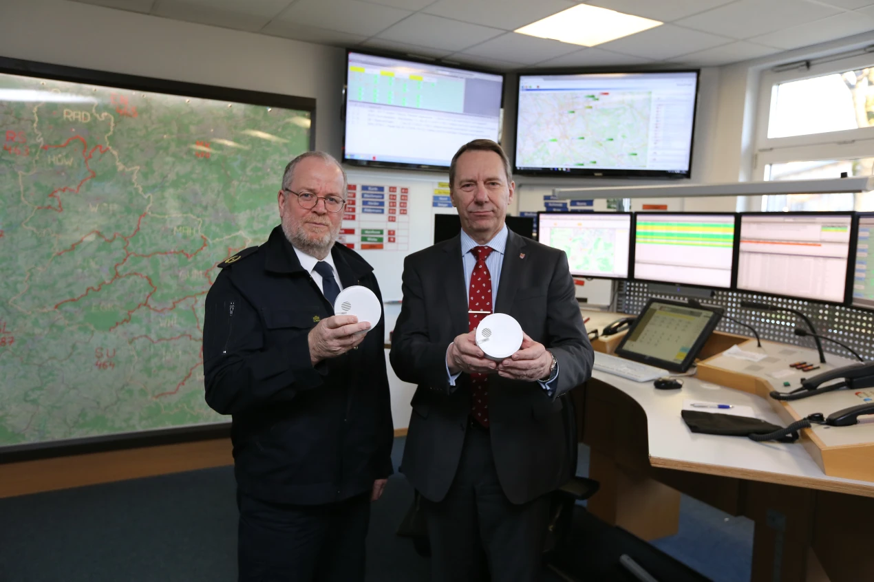 Rund 400 Menschen sterben in Deutschland pro Jahr bei Bränden. Für Landrat Jochen Hagt (l.) und Kreisbrandmeister Frank-Peter Twilling Grund genug, um die Wichtigkeit von Rauchwarnmeldern zu unterstreichen. (Foto: OBK)