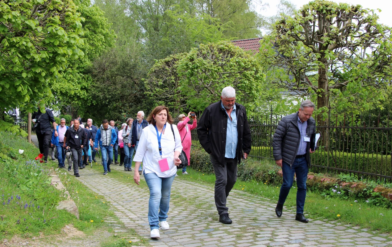 Petra Beyer (vorne l.) führte die Bewertungskommission zu zahlreichen Dorfprojekten in Benroth. Seit dem letzten Wettbewerb wurden viele Pläne bereits umgesetzt. (Foto: OBK)