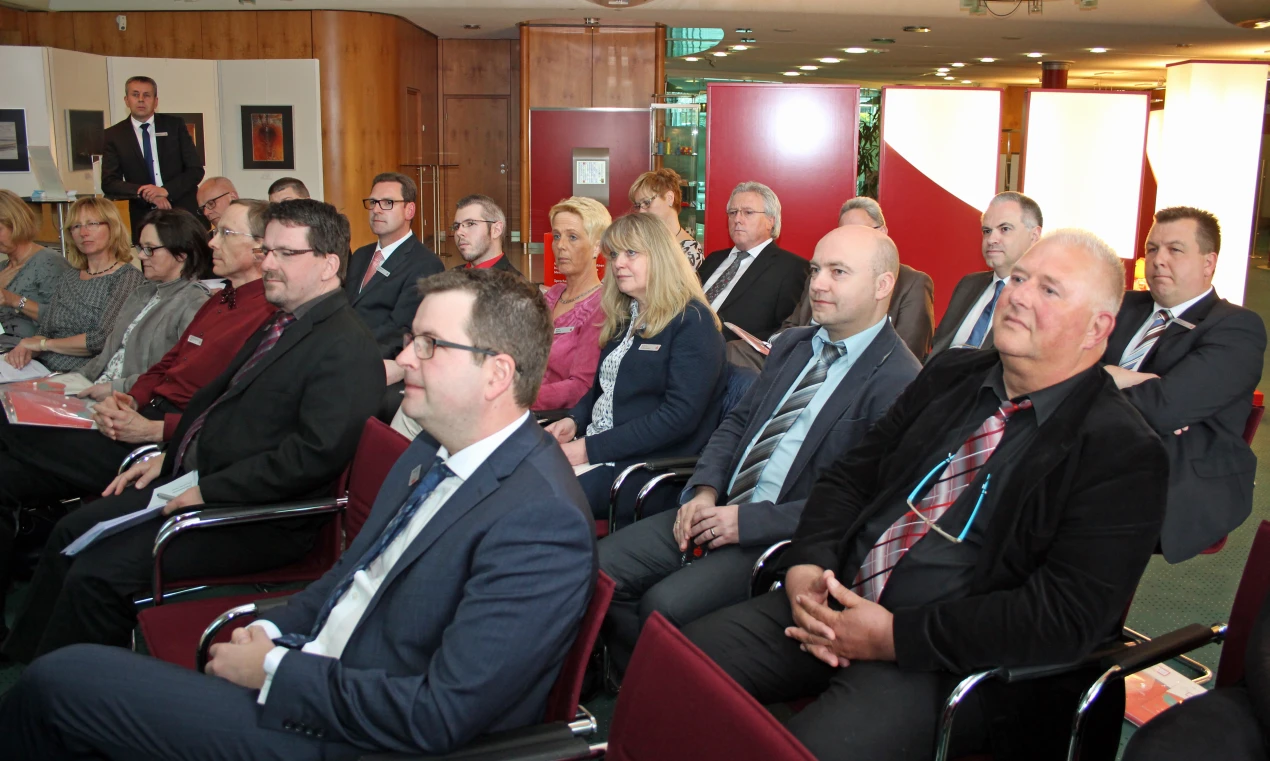 Informationen über Demenz und den Umgang mit erkrankten Kunden waren zentrale Themen der Fachveranstaltung für die Bankangestellten der Sparkasse Wiehl. (Foto: OBK)