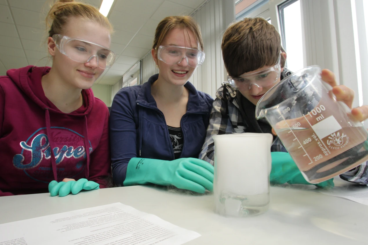Experimentieren in der Herbstakademie: spannende Kurse und Angebote für Schülerinnen und Schüler, die sich für Naturwissenschaften und Technik interessieren (Foto:OBK).