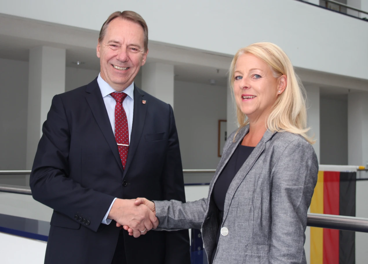 Landrat Jochen Hagt begrüßt Birgit Hähn als neue Ordnungsdezernentin des Oberbergischen Kreises. (Foto: OBK)