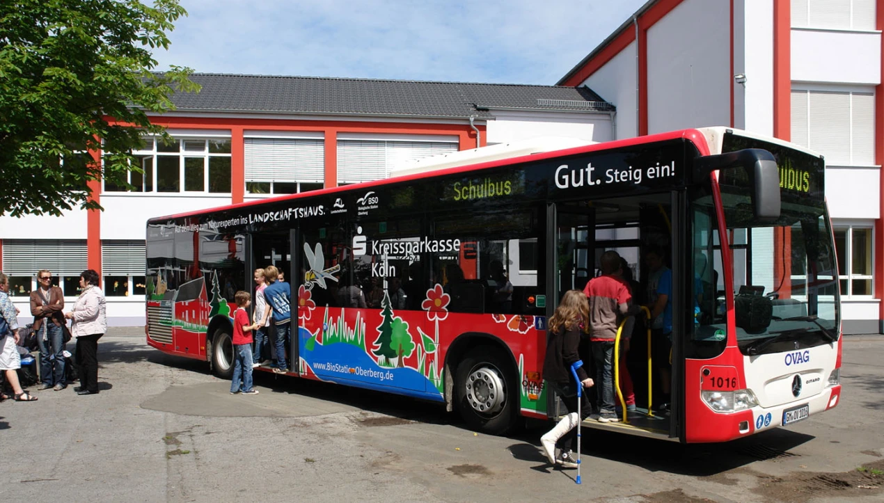 Der Sonderbus an seiner ersten Station: dem Waldbröler Gymnasium (Foto: OBK)  