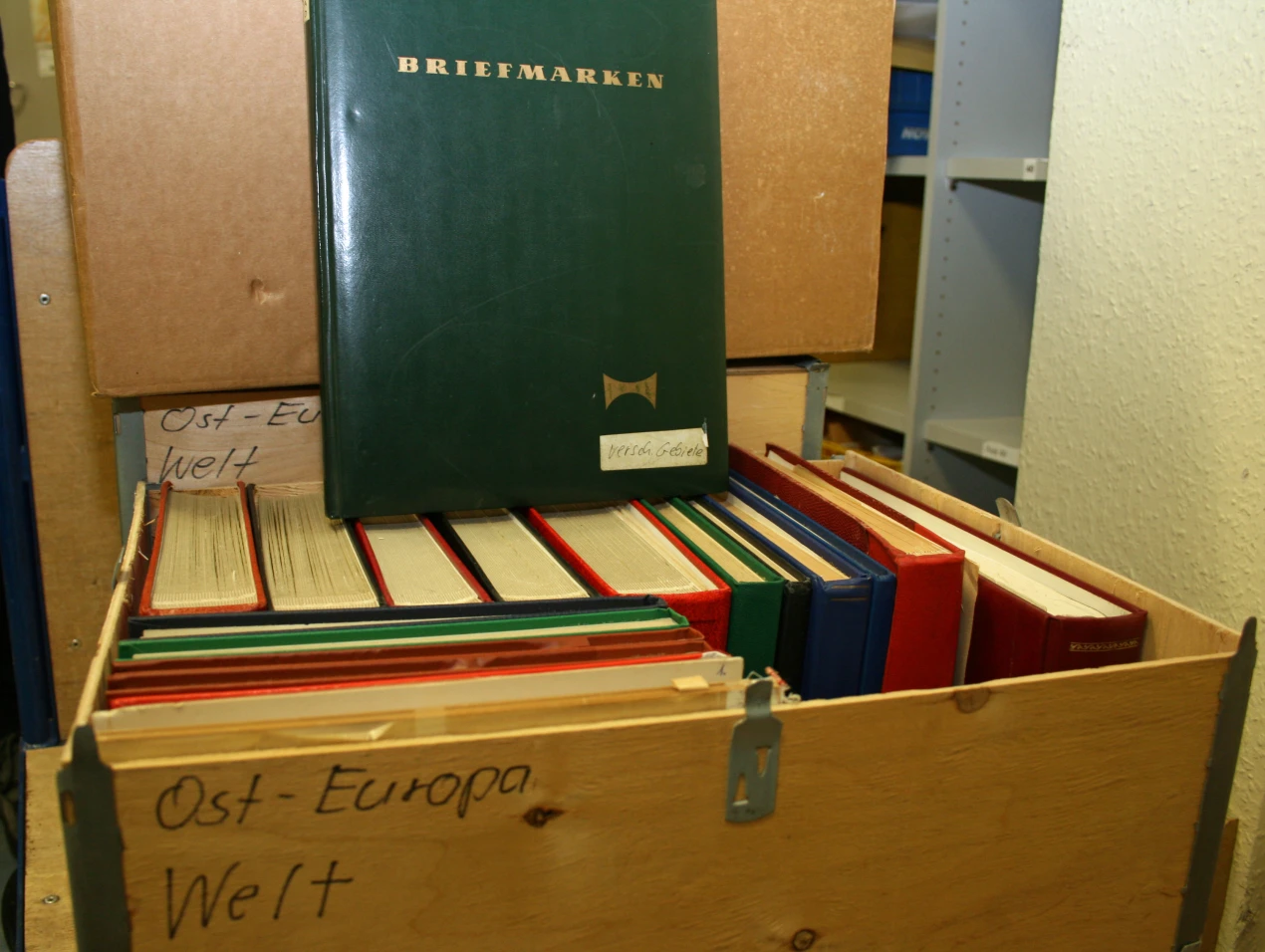 Seit Sommer dieses Jahres sammelt die Kreisverwaltung an inzwischen sechs Standorten Briefmarken für Bethel, wodurch 125 Menschen mit teils schwerer Behinderung eine Arbeitsstelle haben. (Foto: OBK)