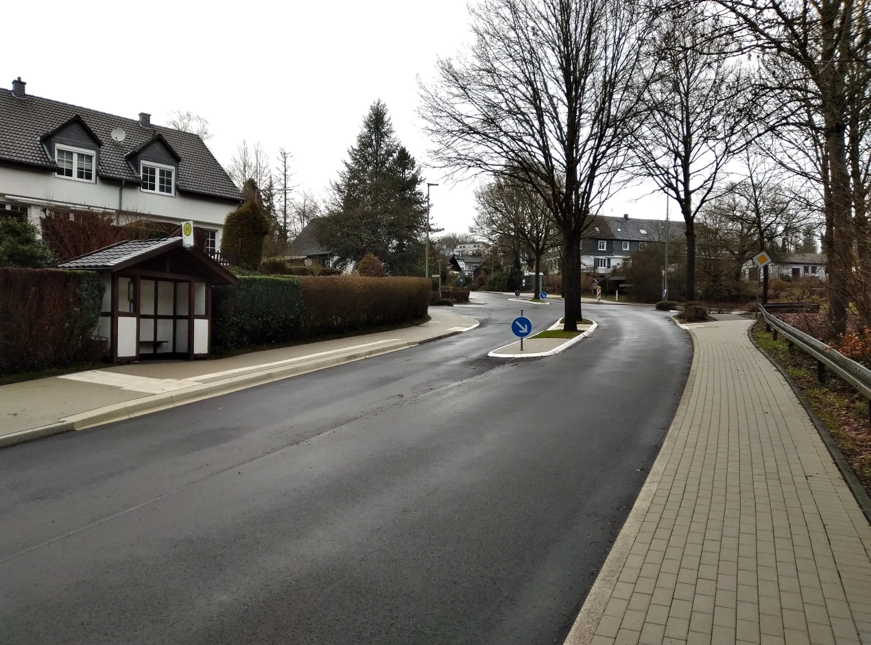 Die K 48 im Einmündungsbereich Schulstraße: etwa 80 % der gesamten Baustrecke sind fertig gestellt. (Foto: OBK)