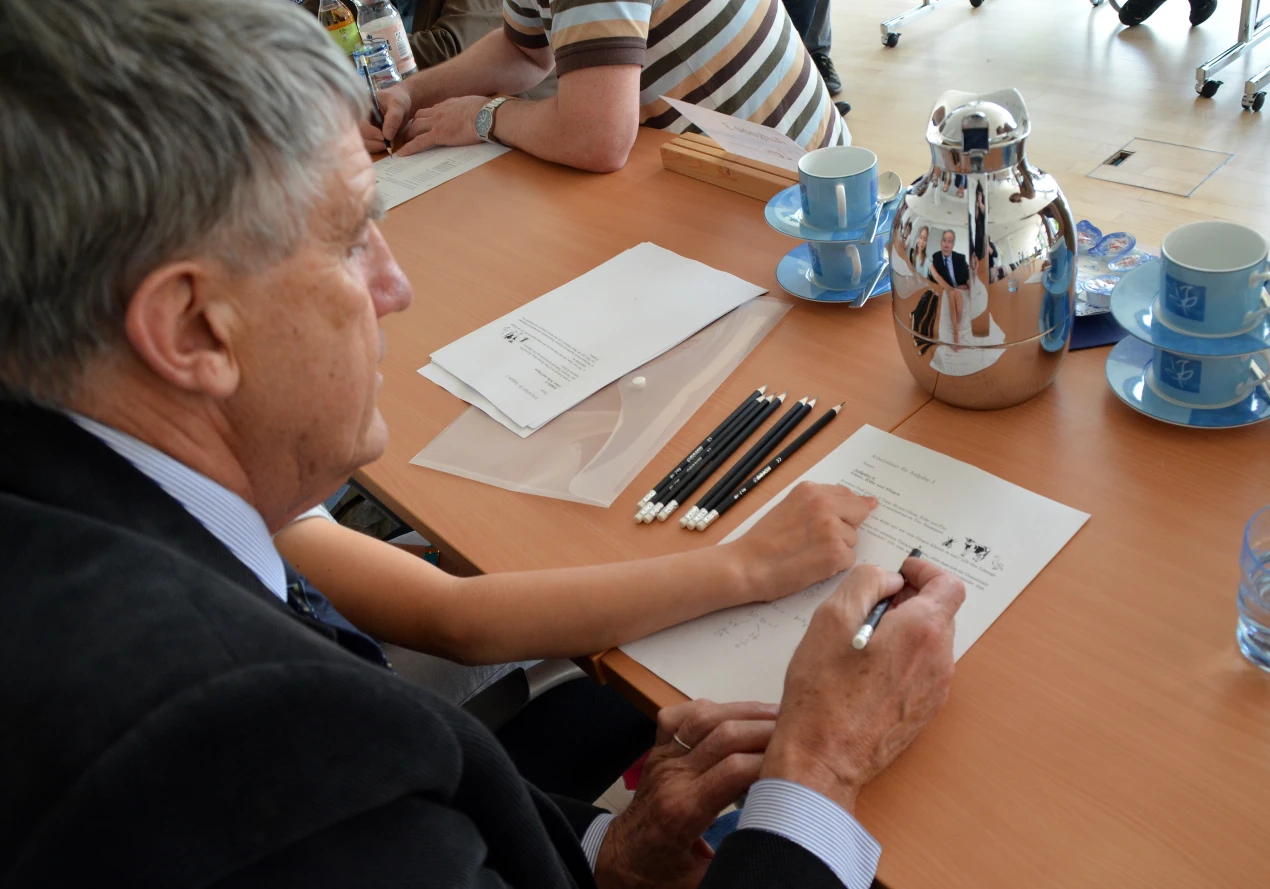 12 Tiere, drei Tierarten und 50 Beine: Prof. Dr. Wilke und Leni Scherer kennen zwei Lösungswege um die schwierige Aufgabe zu lösen. (Foto: OBK)