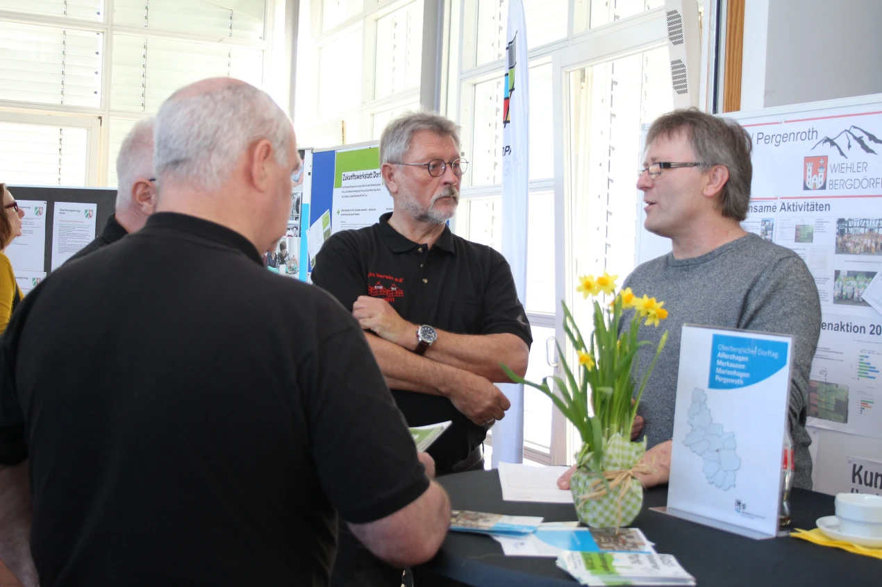 Am Stand der Wiehler Dorfgemeinschaften Marienhagen/Alferzhagen/Pergenroth tauschten sich die Besucher über gemeinsame Aktionen aus, die dörferübergreifend stattfinden. (Foto: OBK)  