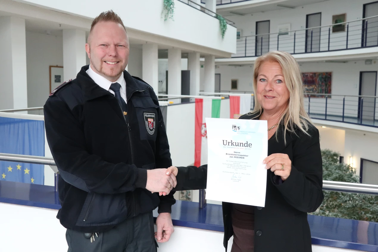 Birgit Hähn überreicht Jan Mießner die Jubiläumsurkunde. (Foto: OBK)