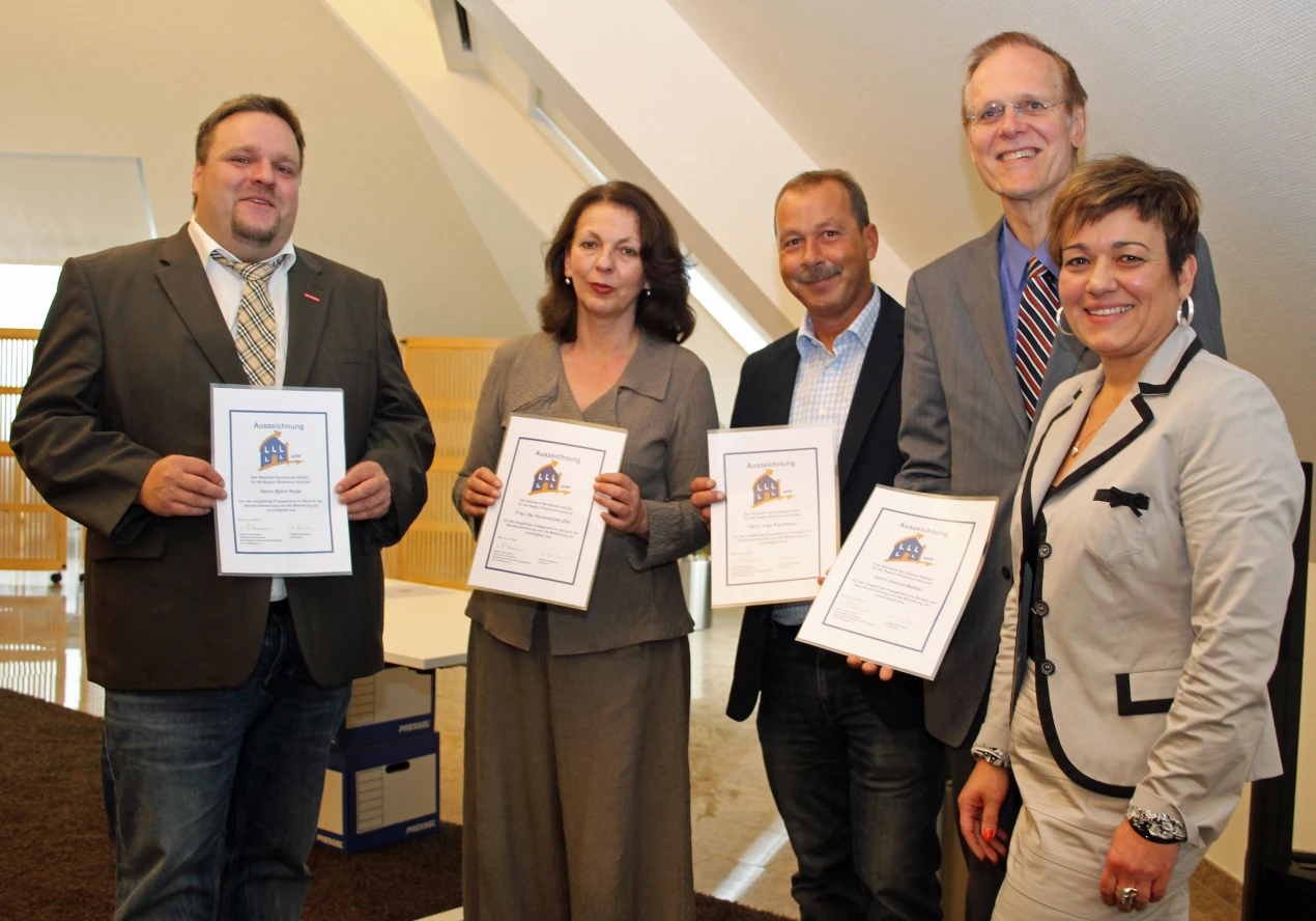 Marlene Weiner (r.), Vorstand Oberbergische Koordinierungsstelle Ausbildung e.V., zeichnete langjährige Jurymitglieder mit einer Ehrenurkunde aus: (v.l.n.r.) Björn Rose, Geschäftsführung Elektro Jünger GmbH; Ute Havemeister-Zell, AggerEnergie GmbH, Abteilung Personal; Ingo Kaufmann, Ausbilder Metalsa Automotive GmbH in Bergneustadt; Gernot Wörner, Leiter Personalentwicklung Volksbank Oberberg e.G
(Foto:OBK).