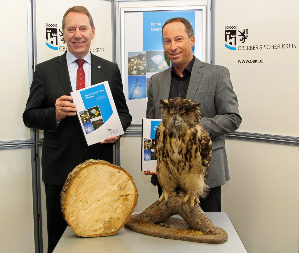 Landrat Jochen Hagt und Planungsdezernent Frank Herhaus haben das Programm Klima - Umwelt  - Natur Oberberg vorgestellt. (Foto: OBK)