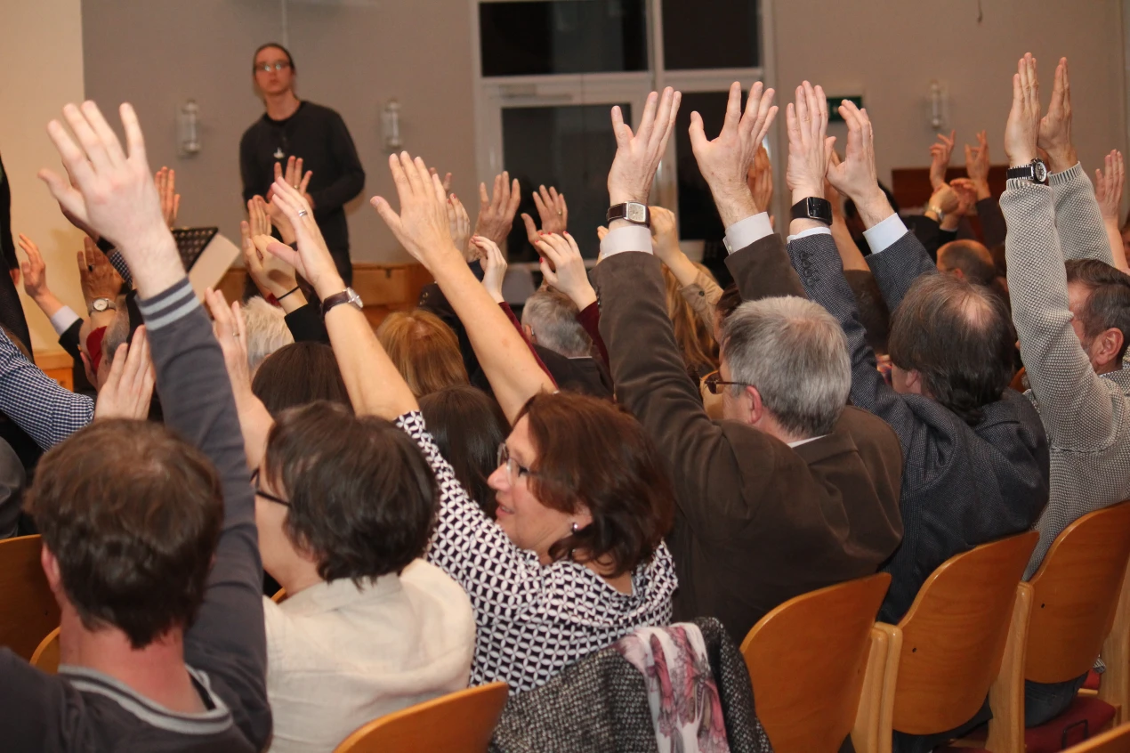 Das Publikum stimmte mit vollem Körpereinsatz über die Platzierungen des Poetry-Slams ab. (Foto: OBK)