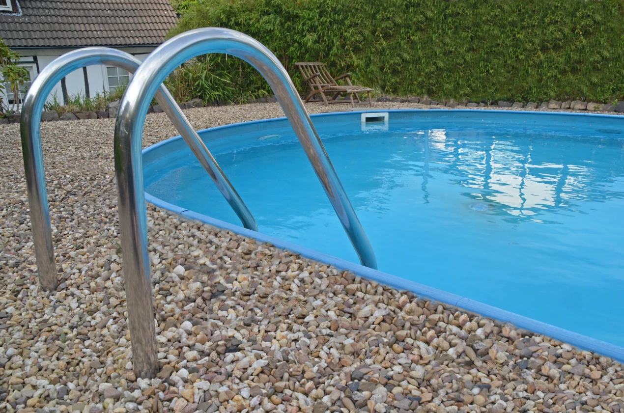 Die im Badebetrieb verwendeten Chemikalien sind für die meisten Wasserlebewesen tödlich, deshalb sollten Abwässer bei der Poolreinigung ordnungsgemäß entsorgt werden. (Foto: OBK)