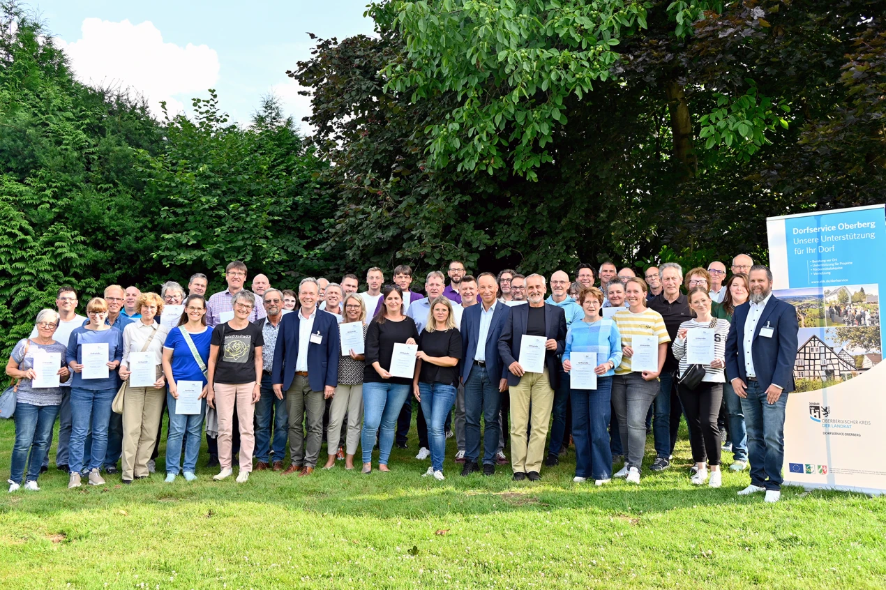 Die Vertreterinnen und Vertreter der oberbergischen Dorfgemeinschaften haben ihre Bescheide für die in 2025 bewilligten Fördergelder, zugunsten der Dorfentwicklung erhalten. (Foto: OBK)   