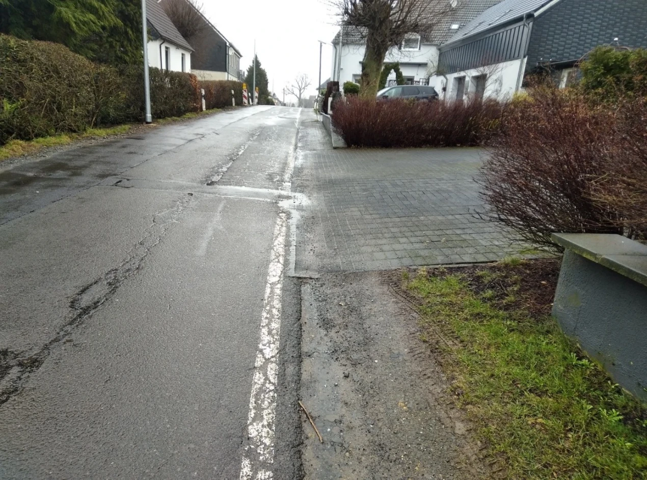 Die Fahrbahn der K 7 (hier: Wönkhausen) wird in der Ortschaft repariert und verbreitert. (Foto: OBK) 