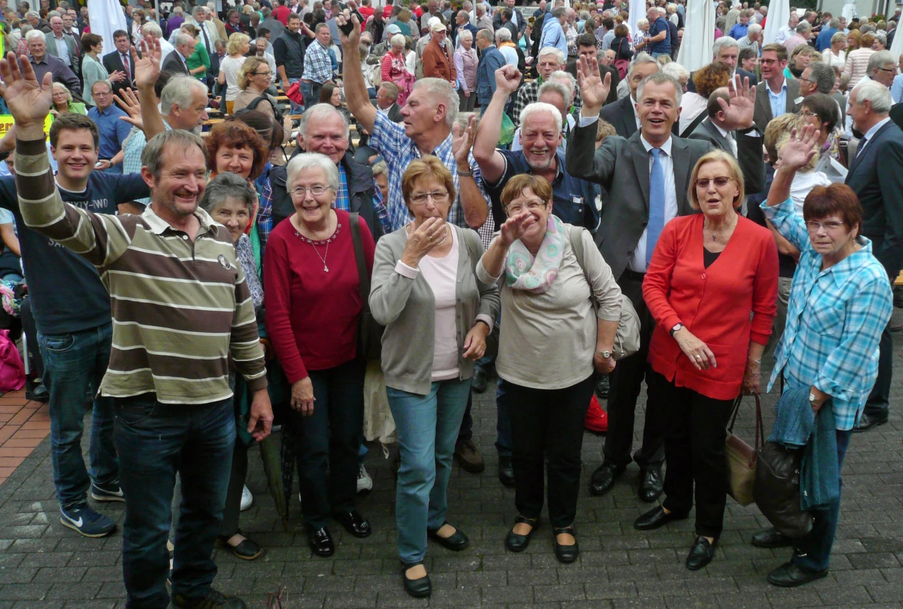 Freude bei der Delegation der Benrother, mit Minister Johannes Remmel und Ursula Mahler, stellvertretende Landrätin des Oberbergischen Kreises. (Foto:OBK)