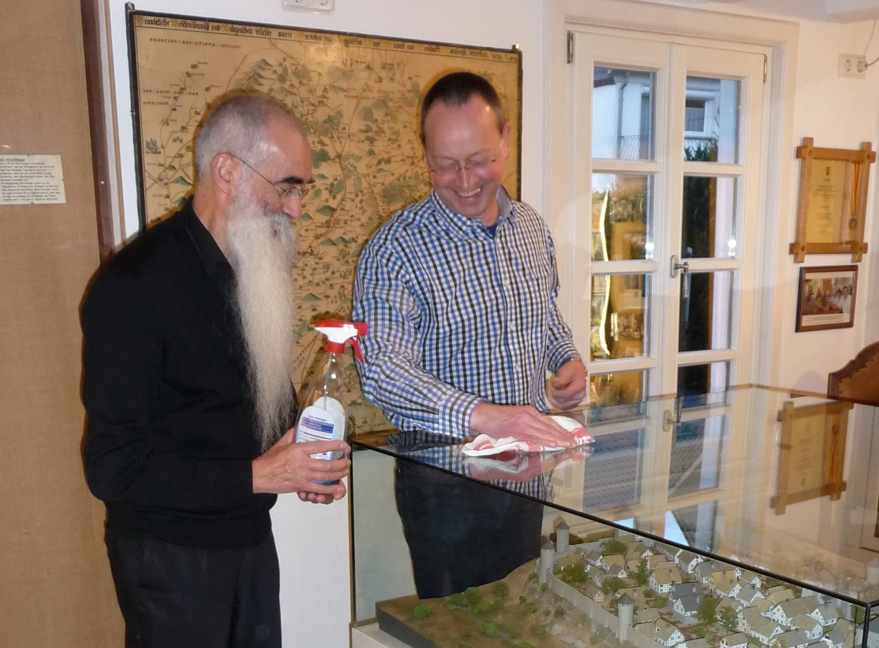Stefan Heße (Leiter Hauptamt, r.) unterstützte Walter Jordan im Heimatmuseum Bergneustadt unter anderem beim Vitrinen-Putzen. (Foto: OBK)